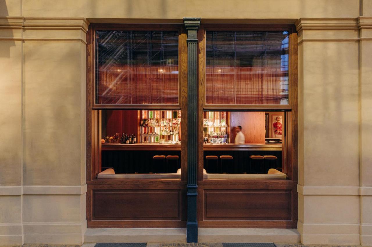 Boutique Hotel Chateau Royal Berlijn Buitenkant foto The bar at the London Edition