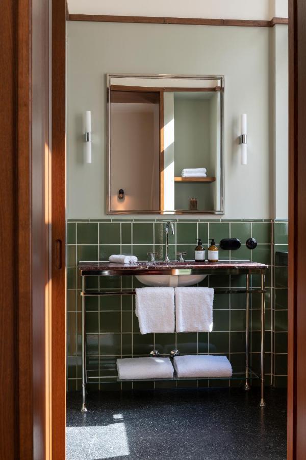 Boutique Hotel Chateau Royal Berlijn Buitenkant foto Bathroom at the Hotel