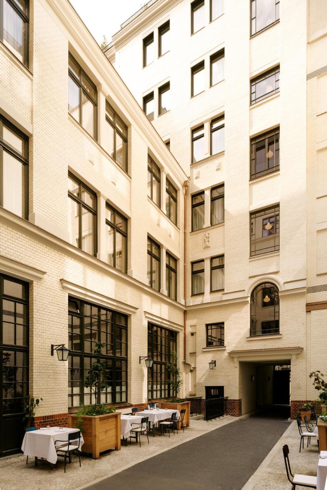 Boutique Hotel Chateau Royal Berlijn Buitenkant foto The courtyard of the building