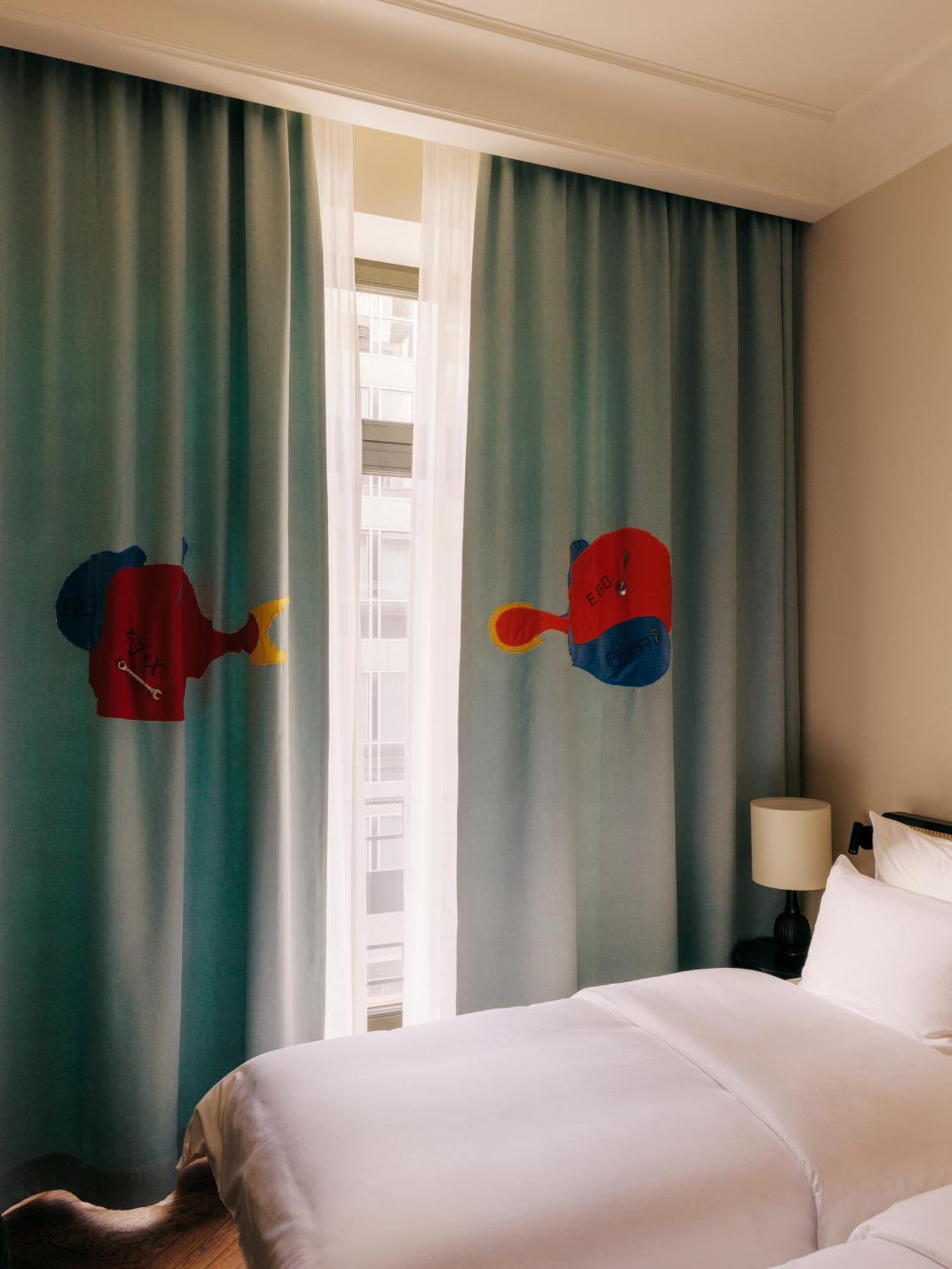 Boutique Hotel Chateau Royal Berlijn Buitenkant foto Curtains in the hotel room